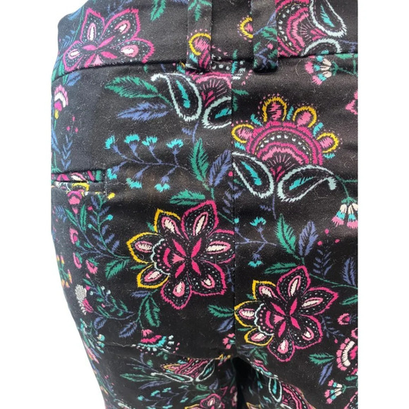 Floral‎ Shorts - Picture 2 of 5